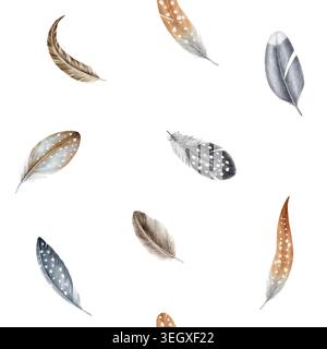 Nahtloses Federmuster mit weichen gepunkteten Vogelfedern in Naturtönen auf weiß. Zarte handgemalte Aquarell Illustration Wald Textur für Stockfoto