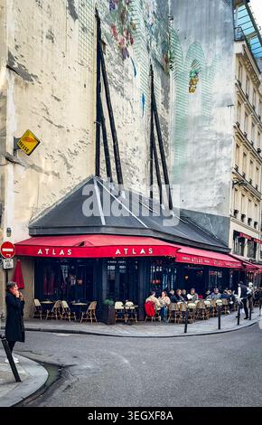 Paris, Frankreich, 25. März 2025, Blick auf L'Atlas, ein Café und Restaurant im 6. Bezirk der Hauptstadt Stockfoto