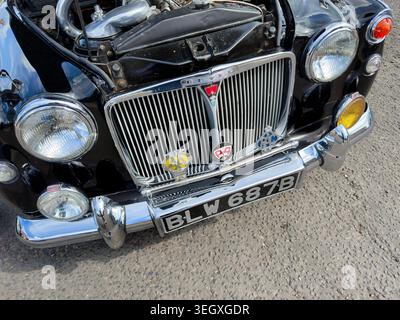 Vorderansicht eines klassischen schwarzen 1964 Rover P4 Oldtimer mit Kühlergrill, Scheinwerfern, Chromstoßfänger und UK-Kennzeichen BLW 687B Stockfoto