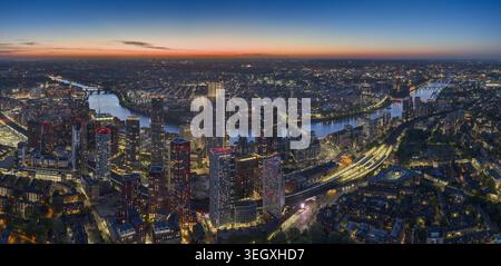 Aus der Vogelperspektive auf die moderne Skyline von Vauxhall und die Themse, die sich bei Sonnenuntergang durch die Stadt schlängelt. London, England, Großbritannien. Stockfoto
