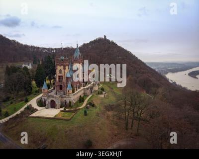Aus der Vogelperspektive auf Schloss Drachenburg mit seinen kunstvollen Türmen und Türmen auf einem bewaldeten Hügel mit Blick auf den Rhein Köln, Nordrhein-Westfalen, Stockfoto