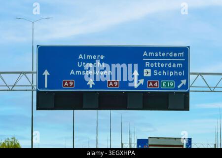 Blue Overhead Highway Wegweiser in den Niederlanden Richtung Amsterdam und Utrecht Stockfoto