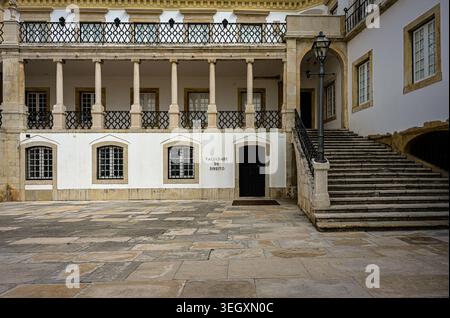 Historischer Innenhof und Treppe im Gebäude der juristischen Fakultät in Coimbra, Portugal, mit eleganten Steinsäulen, schmiedeeisernen Balkonen und Klas Stockfoto