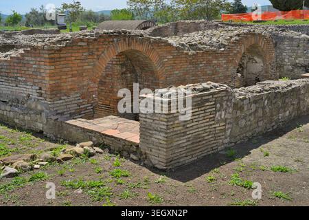 Römische Ruinen mit alten Ziegelmauern und Bögen in Venosa. Basilicata, Italien Stockfoto