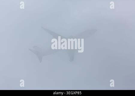 Norwegisches Flugzeug der Boeing 737-800 SE-RPM im Flug klettern, nachdem er den Flughafen Gatwick West Sussex UK verlassen hatte, gesehen vom benachbarten County in Surrey Stockfoto