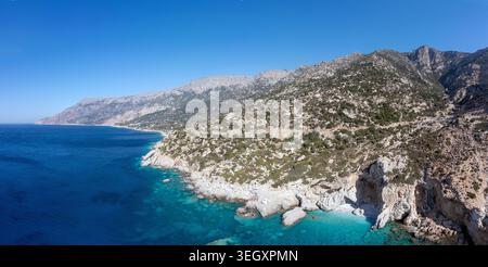 Seychelles Beach Drone View, Ikaria Island, Griechenland. Türkisfarbenes, klares Wasser, blass felsige Klippen, kleine Bucht und Sommersonnenlicht. Stockfoto