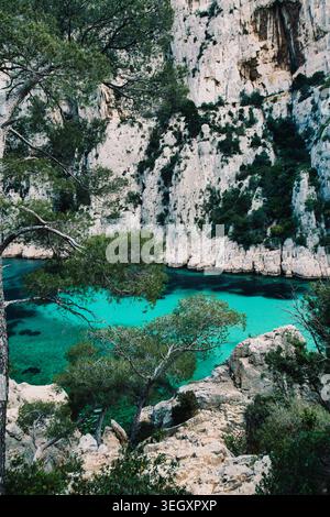 Aus der Vogelperspektive auf das türkisfarbene Wasser von Calanque d'EN-Vau Stockfoto