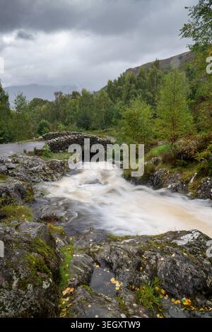 Ashness Bridge, eine alte Packhorse Bridge, die im Herbst Borrow Beck überquert, oberhalb von Derwent Water im Borrowdale Valley, nahe Keswick, Cumbria, Großbritannien Stockfoto