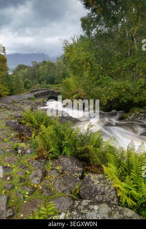 Ashness Bridge, eine alte Packhorse Bridge, die im Herbst Borrow Beck überquert, oberhalb von Derwent Water im Borrowdale Valley, nahe Keswick, Cumbria, Großbritannien Stockfoto