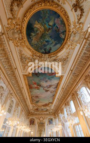 Paris, Frankreich-Mai 19,2026 : atemberaubendes Inneres des legendären Restaurants des Museums Orsay in Paris, das sich in der ehemaligen Salle des Fetes f the Pala befindet Stockfoto