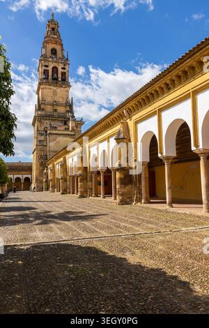 Torre-campanario Glockenturm und Innenhof des Patio de los Naranjos in der Moschee-Kathedrale von Cordoba, Andalusien, Spanien. Hochwinkel-vertikale Ansicht. Stockfoto