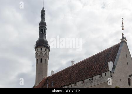 Das Rathaus von Tallinn (Tallinna raekoda), das älteste Rathaus in der gesamten Ostseeregion. Stockfoto