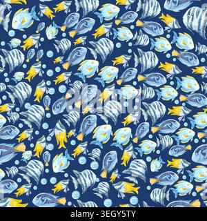 Lebhaftes, nahtloses Muster mit tropischen Fischen und Blasen auf dunkelblauem Hintergrund. Handgezeichnetes marineblaues, originales Element mit rotem Meer für einen Hingucker Stockfoto