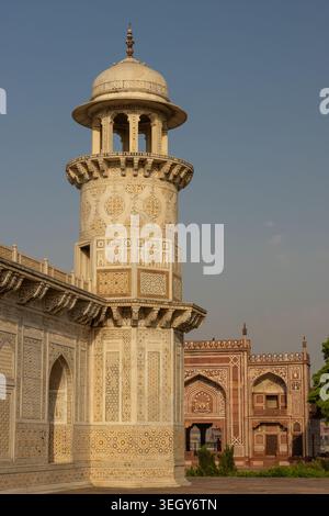 Minarett am Grab von I'timād-ud-Daulah, ein schönes Beispiel der Mogularchitektur. Agra, Uttar Pradesh, Indien Stockfoto