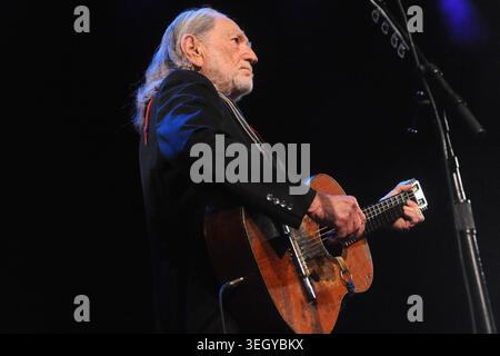 Willie Nelson tritt am 13. Februar 2011 im ACL Live im Moody Theater in Austin, Texas auf. (Foto: John Anderson/The Austin Chronicle) Stockfoto