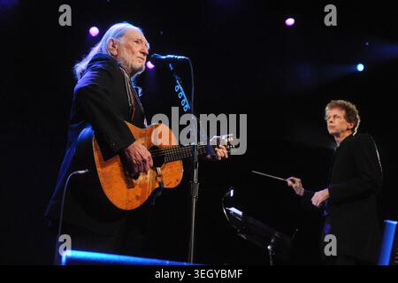 Willie Nelson tritt am 13. Februar 2011 im ACL Live im Moody Theater in Austin, Texas auf. (Foto: John Anderson/The Austin Chronicle) Stockfoto