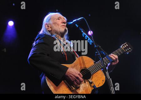 Willie Nelson tritt am 13. Februar 2011 im ACL Live im Moody Theater in Austin, Texas auf. (Foto: John Anderson/The Austin Chronicle) Stockfoto