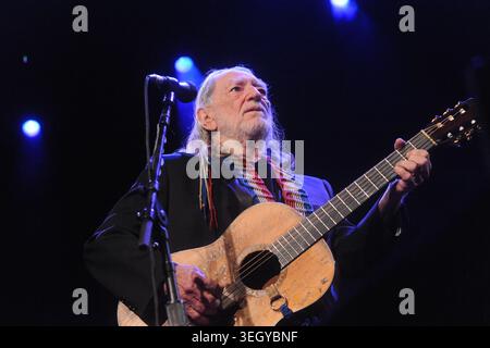 Willie Nelson tritt am 13. Februar 2011 im ACL Live im Moody Theater in Austin, Texas auf. (Foto: John Anderson/The Austin Chronicle) Stockfoto