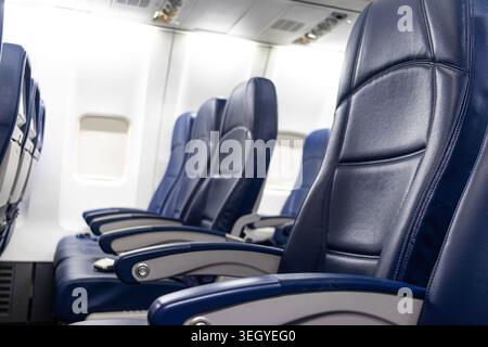 Leerer Flugzeugsitz auf einem Flug im gewerblichen Flugzeug, Sitzreihe auf einem Passagierflugzeug Stockfoto