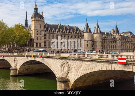 Das Conciergerie-Gebäude in Paris, Frankreich, über dem Pont au Change Stockfoto