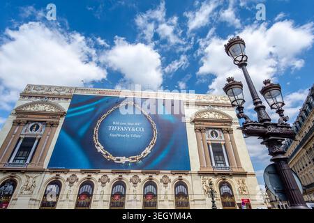 Werbetafel für Tiffany and Co, ein amerikanisches Schmuckunternehmen, über dem Gerüst an der Fassade des Pariser Opernhauses (Palais Garnier) Stockfoto