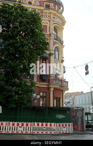 Ein lebhaftes altes Gebäude zeigt komplexe Designs und eine grüne Umgebung. Kiew, Ukraine, 21. Mai 2026 Stockfoto