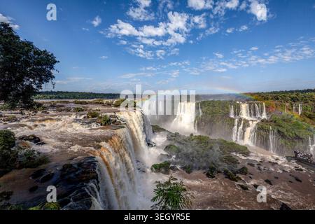Die spektakulären Wasserfälle von Iguazu, von der brasilianischen Seite aus gesehen Stockfoto