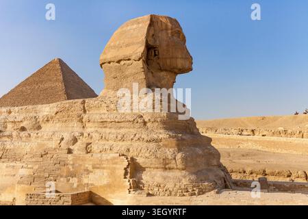 Die große Sphinx von Gizeh, Ägypten, mit der Großen Pyramide dahinter Stockfoto
