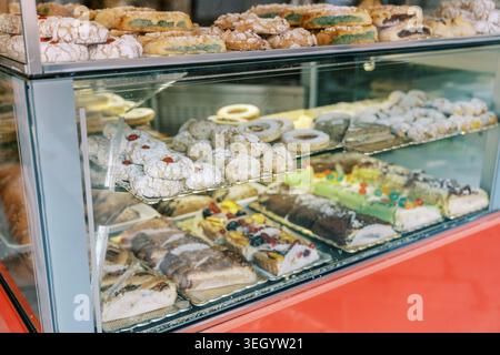 Traditionelles sizilianisches Gebäck in Bäckerei Vitrine Stockfoto