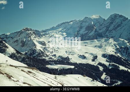 Gardener Passo, Italien - 17.02.2025: Eine Weitwinkellandschaft der majestätischen, schneebedeckten Gipfel der Dolomiten in der Nähe des Grödener Passo, mit Stockfoto