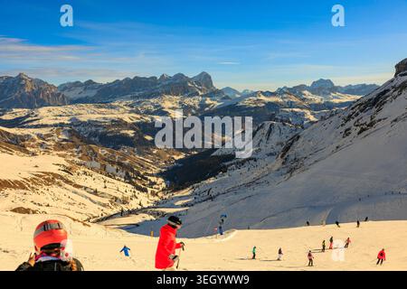 Sellaronda Belvedere, Italien - 21.02.2025: Eine atemberaubende Weitwinkellandschaft der Sellaronda Belvedere in den italienischen Dolomiten im Winter. Seve Stockfoto