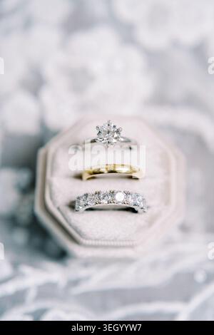 Elegante Diamant-Verlobungs- und Hochzeitsringe in Samtbox Stockfoto