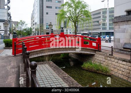 Die ikonische rote hölzerne Harimayabashi Brücke über einen kleinen Kanal in Kochi, Japan Stockfoto