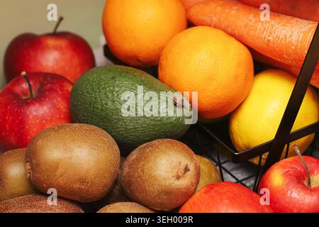 Frisches Obst und Gemüse auf der Küchenzeile. Gesunde natürliche Lebensmittelzutaten und buntes Ernährungskonzept im Innenbereich. Stockfoto