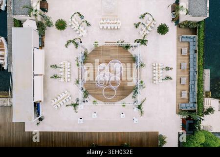 Blick aus der Vogelperspektive auf den eleganten Veranstaltungsort für Hochzeiten im Freien in Tivat Montenegro Stockfoto