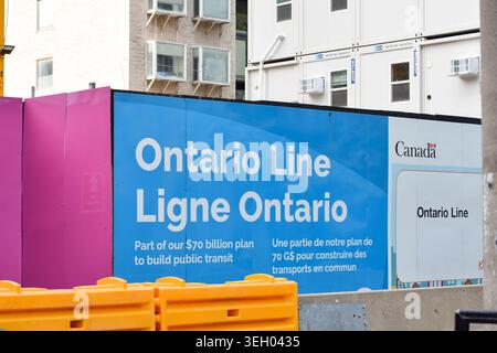 Toronto, Ontario, Kanada - 17. Mai 2026: Farbenfrohe Baubarriere für die Ontario Line mit offiziellen Beschilderungen und Projektinformationen Stockfoto
