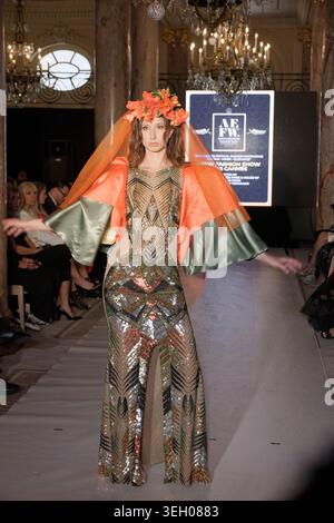Cannes, Frankreich. Mai 2026. Modenschau der Asian & European Fashion Show in Paris (AEFW) am 17. Mai 2026 im Carlton Hotel in Cannes, Frankreich. Stockfoto