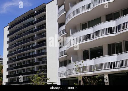 Wohnviertel, Apartmenthäuser mit großen Balkonen Stockfoto