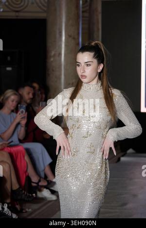 Cannes, Frankreich. Mai 2026. Modenschau der Asian & European Fashion Show in Paris (AEFW) am 17. Mai 2026 im Carlton Hotel in Cannes, Frankreich. Stockfoto