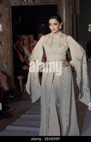 Cannes, Frankreich. Mai 2026. Modenschau der Asian & European Fashion Show in Paris (AEFW) am 17. Mai 2026 im Carlton Hotel in Cannes, Frankreich. Stockfoto