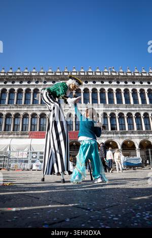 Karnevalsteilnehmer posieren in aufwendigen Kostümen auf der Piazza San Marco während des Karnevals in Venedig, Italien, März 2025. Stockfoto