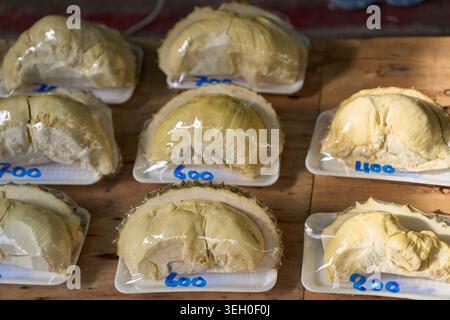 Frisches exotisches Obst und lokale Produkte auf dem Maeklong Railway Market, Thailand, 31. Dezember 2024 Stockfoto