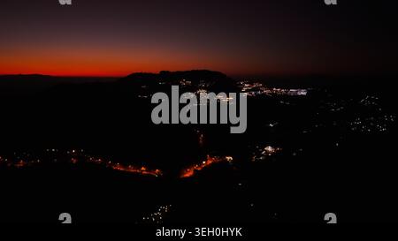 Der Horizont strahlt über die Lichter der Stadt in einer ruhigen Dämmerungslandschaft Stockfoto