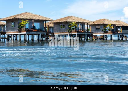 Luxuriöse Bungalows über dem Wasser in Bocas del Toro, Panama Stockfoto