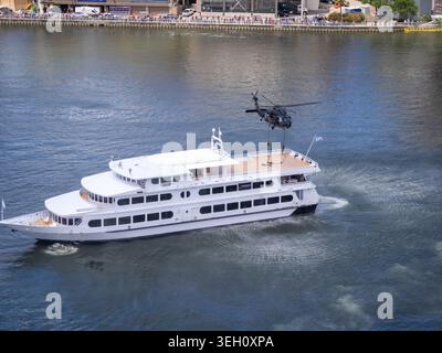 Tampa, FL, USA. Mai 2026. Special Operators schnappen sich von einem MH-6 Little Bird der US Army auf das obere Deck des Yacht-Raumschiffs im mittleren Kanal AS Stockfoto