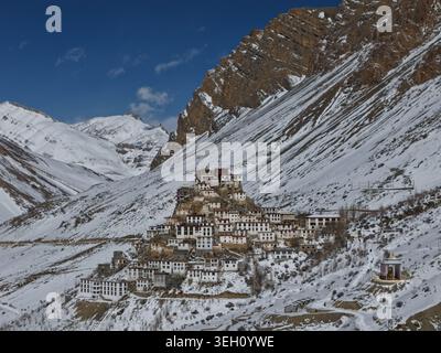 KAZA, Indien - 28. Januar 2026: Blick auf das Key Monastery, eingebettet in schneebedeckte Himalaya-Gipfel im Spiti-Tal unter klarem blauem Himmel. Stockfoto
