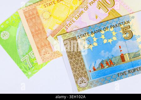 Pakistanische Rupie Geldscheine in verschiedenen Stückelungen, die von der Staatsbank von Pakistan als Finanzgeld ausgegeben werden Stockfoto