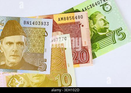 Pakistanische Rupie-Banknoten in verschiedenen Stückelungen, ausgegeben von der Staatsbank von Pakistan, die als Bankgeschäfte verwendet werden Stockfoto