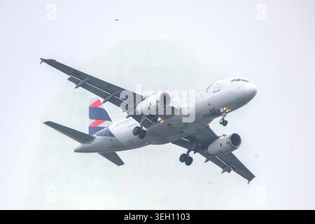 Rio de Janeiro, Brasilien - 15. Mai 2026: Blick auf ein Verkehrsflugzeug mit abgesenktem Fahrwerk, das sich dem Flughafen Santos Dumont nähert, vor einem bewölkten Himmel. Stockfoto