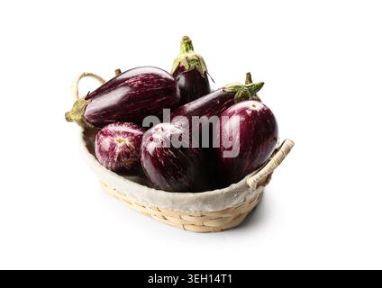 Korb mit frischen Auberginen isoliert auf weißem Hintergrund, Nahaufnahme Stockfoto